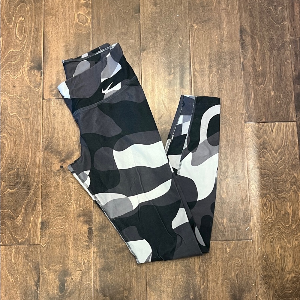 Nike Women's Black and Gray Camo Leggings